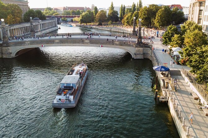 City lounge trip with the lounge ship through Berlin - Summer comfort and winter warmth