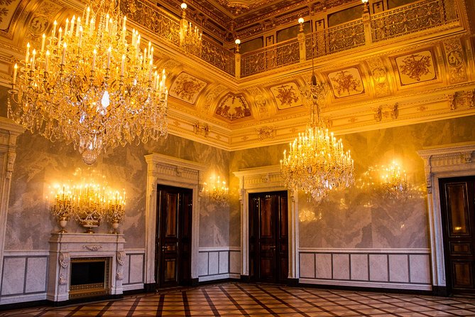 City tour and castle tour with green vaults, parade rooms and much more - Royal clothing and the Giant Hall explain court power