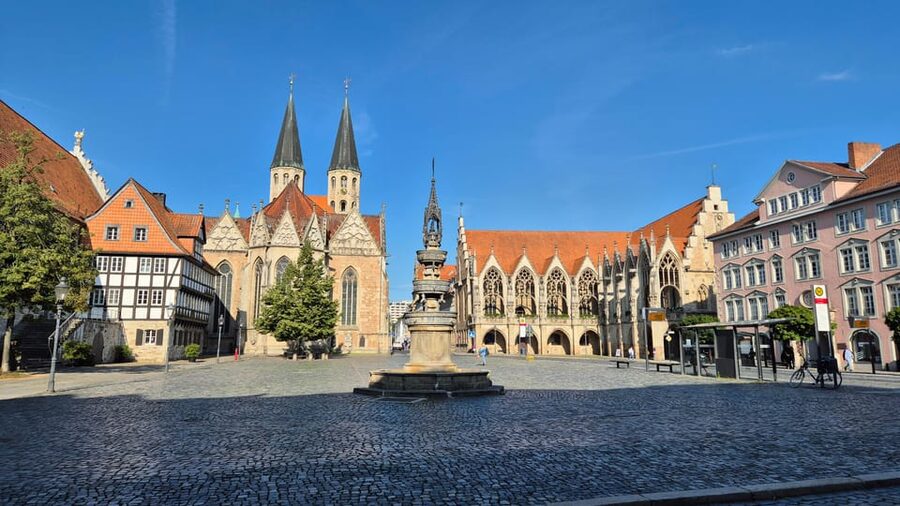 City tour Braunschweig: diverse and full of surprises. - Burgplatz, the lion, and Dankwarderode Castle