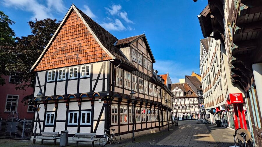 City tour Braunschweig: diverse and full of surprises. - Ringerbrunnen and the details between monuments