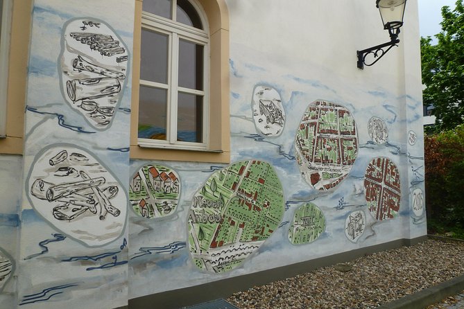 City tour Dresden Neustadt - Wilhelminian style and creative industries - Entering Kunsthof Passage