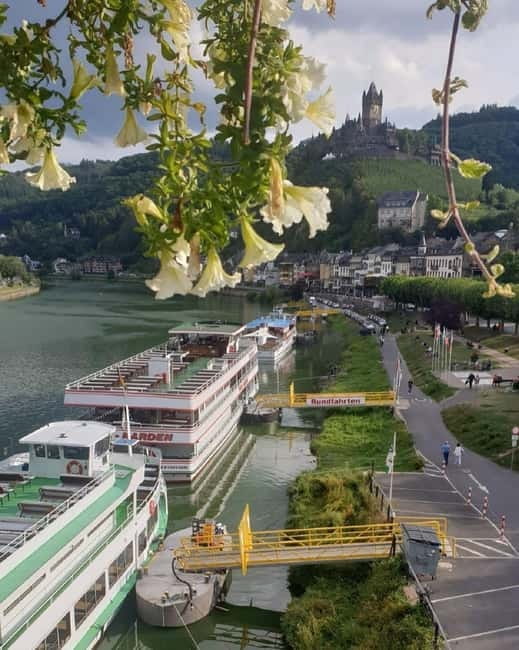 Cochem: Panorama-Schiff-Tour 1 Stunde bis Ernst und zurück - The first stretch: bridges and Cochem from below
