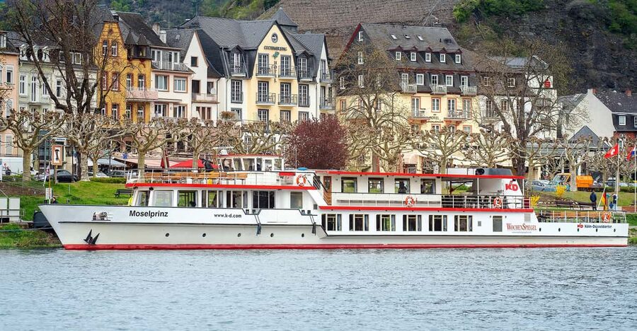 Cochem: Panoramic Cruise on the Moselle River - The opening stretch: timbered houses and vineyard hills