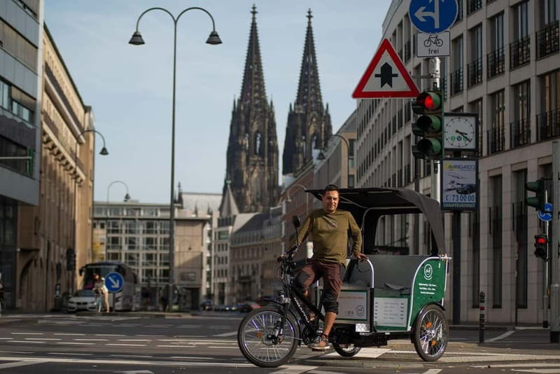 Cologne: Chocolate tasting Tour per Rickschaw - A short electric ride through the old center