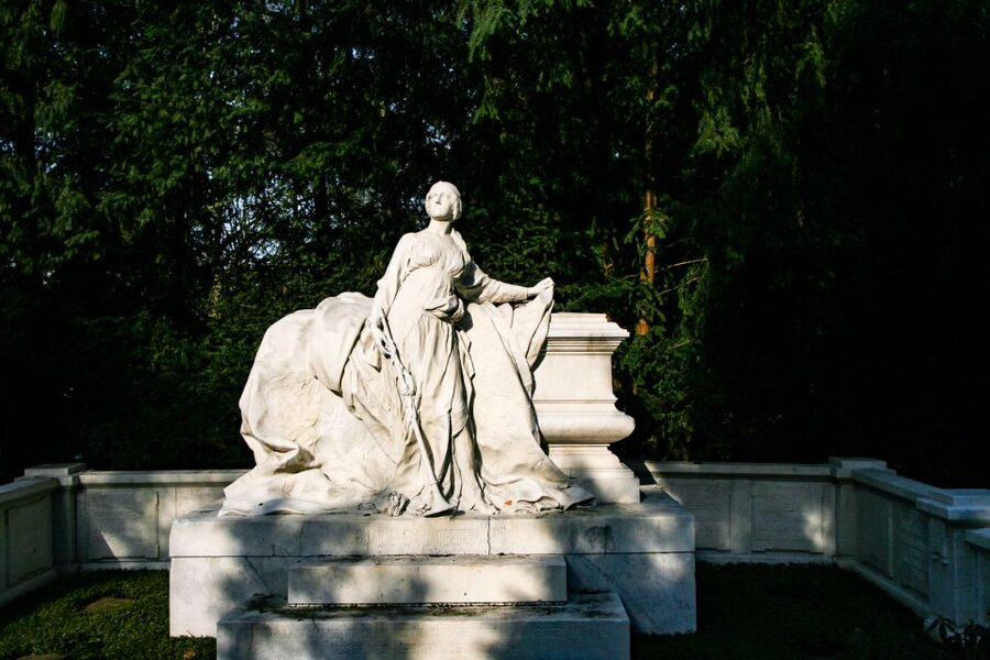 Cologne: Guided Tour of Melatenfriedhof - Meeting the guide on Aachener Straße