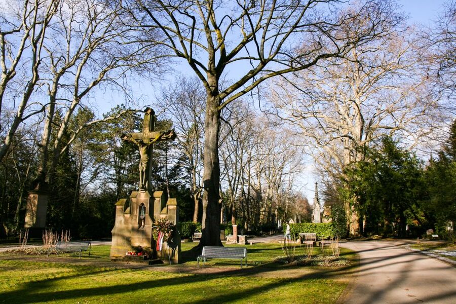 Cologne: Guided Tour of Melatenfriedhof - From execution ground to city cemetery