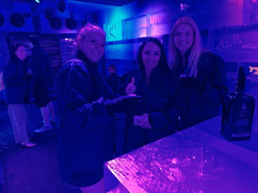 Cologne: IceBar Entry Ticket with Drinks - Putting on the jacket, gloves, and hat