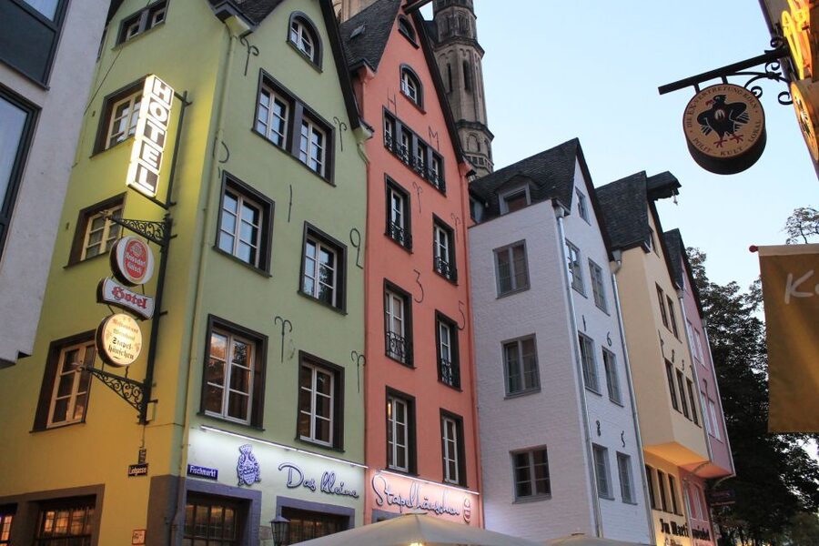 Cologne: Kölsche Highlights-/Altstadt Tour in German - German language and the guide’s role