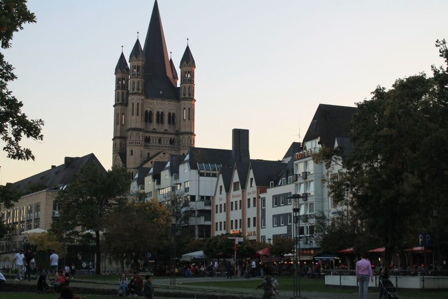 Cologne: Kölsche Highlights-/Altstadt Tour in German - Accessibility and practical comfort