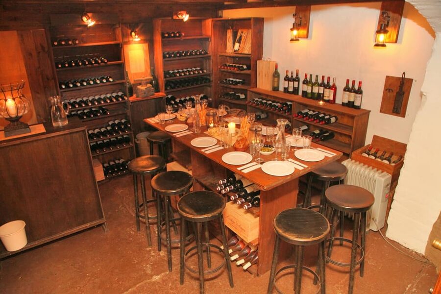 Cologne-Nippes: Gourmet wine tasting with cheese platter - Who should book this Cologne evening?