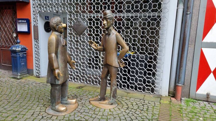 Cologne: Old City Guided Walking Tour - Old town squares and Tünnes and Schääl