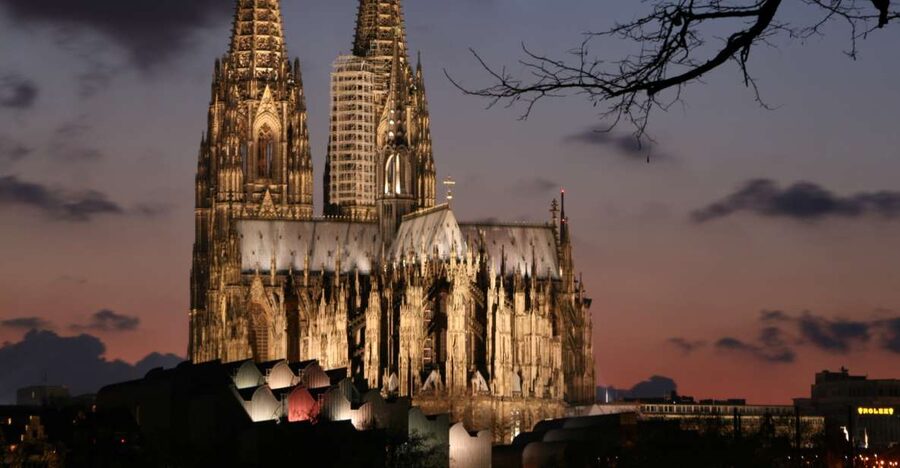 Cologne: Sagen- und Histörchentour in German - Starting at the Heinzelmännchen Fountain