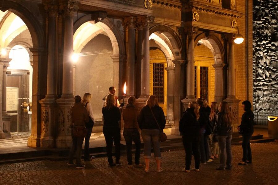 Cologne: The Night Watchman Old Town Walking Tour in German - A barrier-free route, with sensible footwear