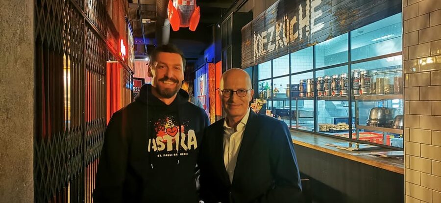 Craft beer tour/beer tour Hamburg - Browsing a shop with more than 250 beers