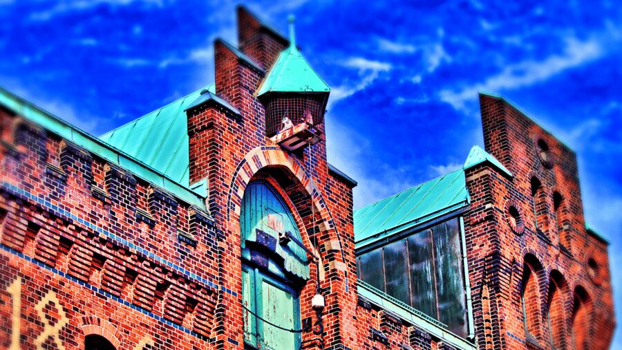 Die Kiez-Kapitän Hamburger Stadtführung & Speicherstadt Tour - Jungfernstieg and the Alster: Hamburg’s calm center