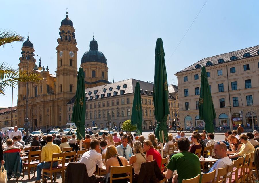 Discover Munich 2-Hour Small Group Walking Tour - Reaching Marienplatz and the Rathaus-Glockenspiel
