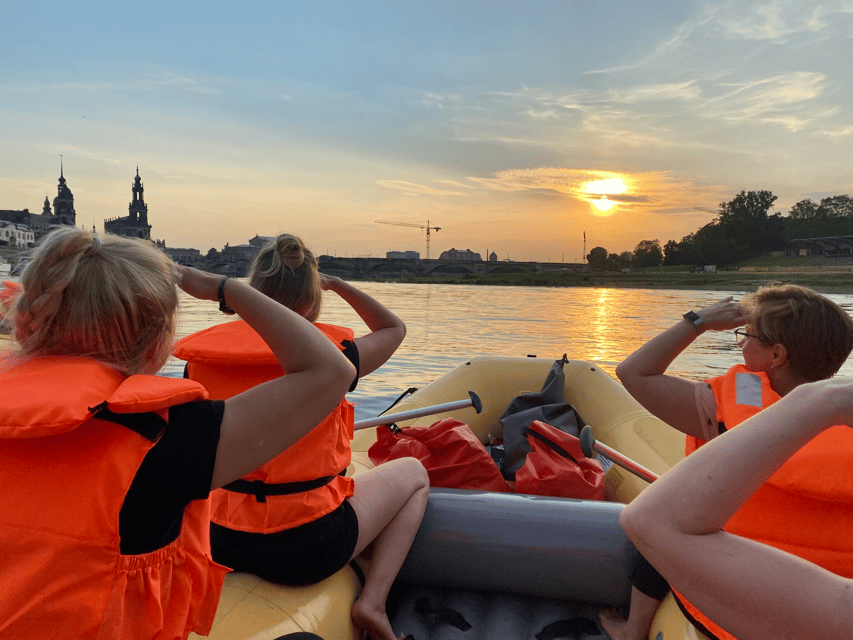 Dresden: Bootstour-Sonnenuntergang im Schlauchboot genießen - The Blue Wonder appears almost at once