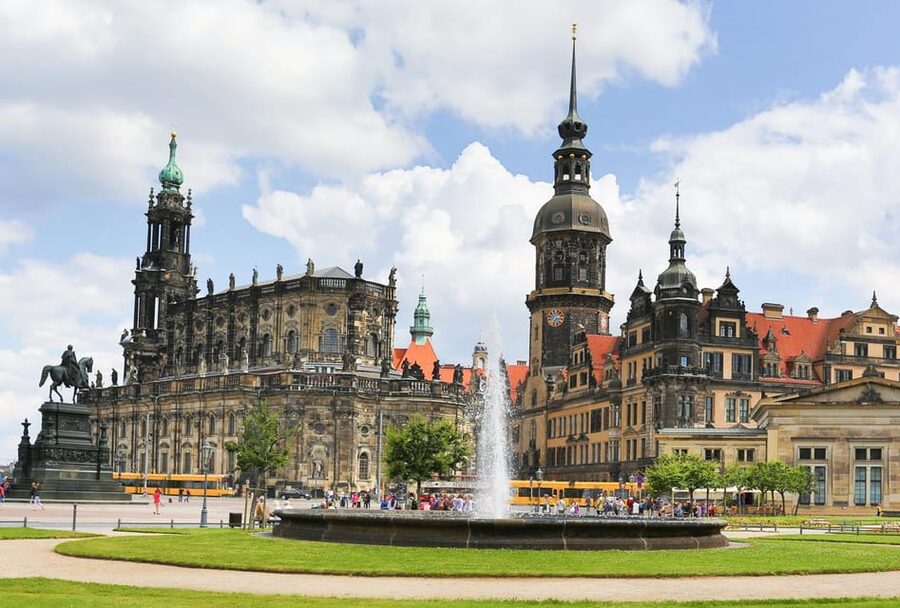 Dresden: Guided Tour with Beer Tasting - Starting beneath the QF Passage