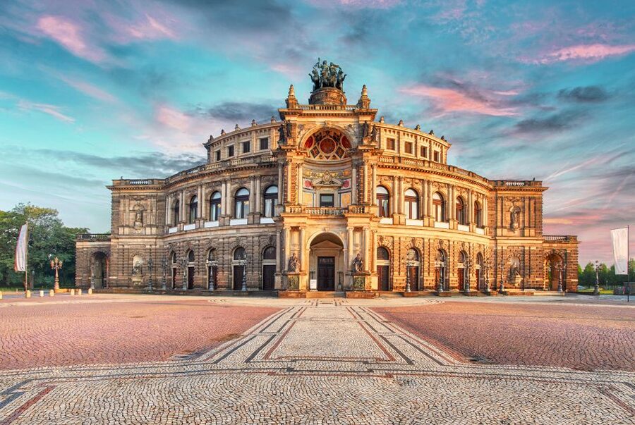 Dresden: Semperoper Guided Tour for Families - The opening view: architecture before explanation