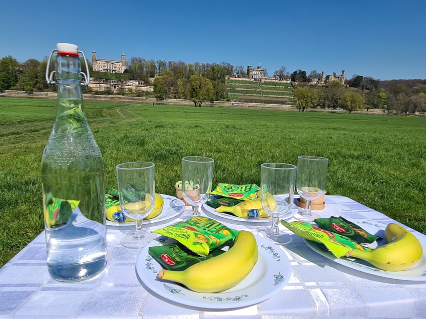 Dresden Sightseeing per Rad mit Guide, Prosecco, Eierschecke - Crossing into Dresden’s New Town