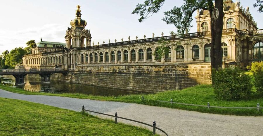 Dresden: Smile Tour with Prosecco - Starting beside Martin Luther at the Frauenkirche