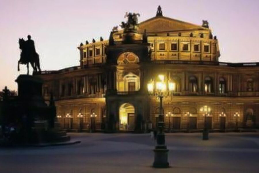 Dresden: Smile Tour with Prosecco - The Frauenkirche and Dresden’s difficult past