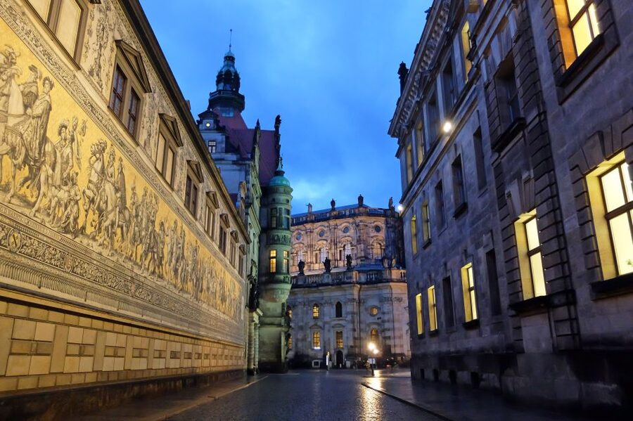 Dresden with a touch of Xmas: English small group tour - Starting beside the Elbe at Schlossplatz