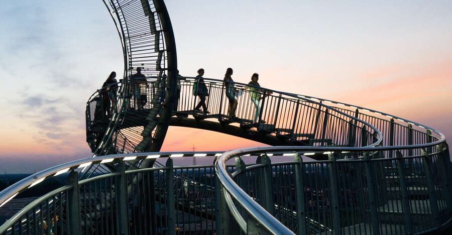 Duisburg: Guided Evening Tour at "Tiger and Turtle" - Reaching the illuminated sculpture
