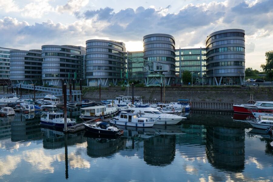 Duisburg: Guided Walking Tour through the inner harbour - The Five Boats and the new waterfront architecture