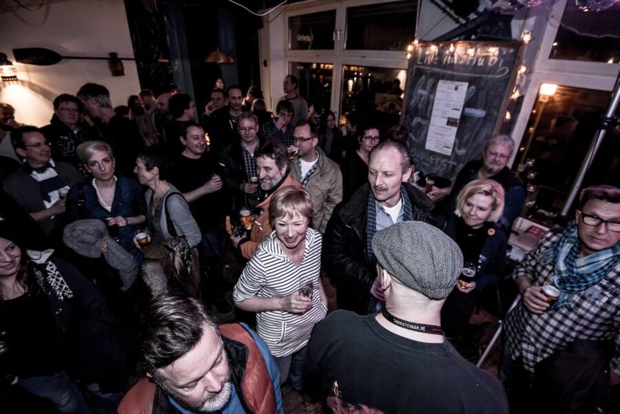 Duisburg-Ruhrot: Historic Harbor Pub Tour - Who should book this experience