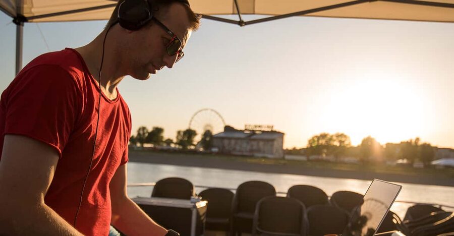 Düsseldorf: 2-Hour Evening Rhine River Cruise with Live DJ - Key Points