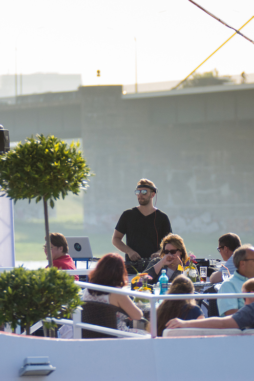 Düsseldorf: 2-Hour Evening Rhine River Cruise with Live DJ - Sunset, City Lights, and the Best Place to Look