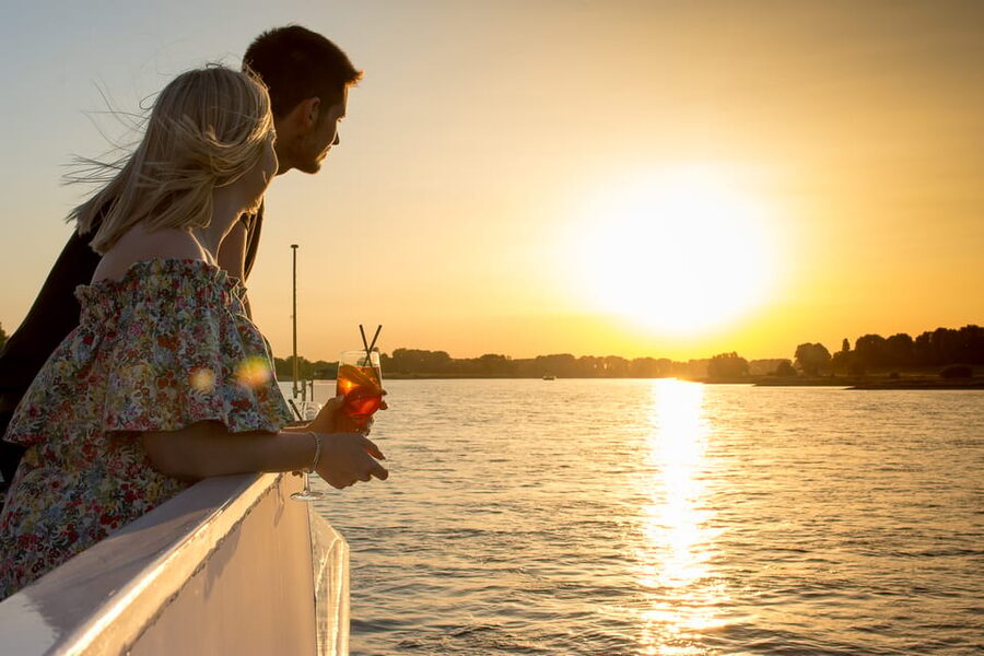 Düsseldorf: 2-Hour Evening Rhine River Cruise with Live DJ - The Large Boat: Comfortable but Not Always Intimate