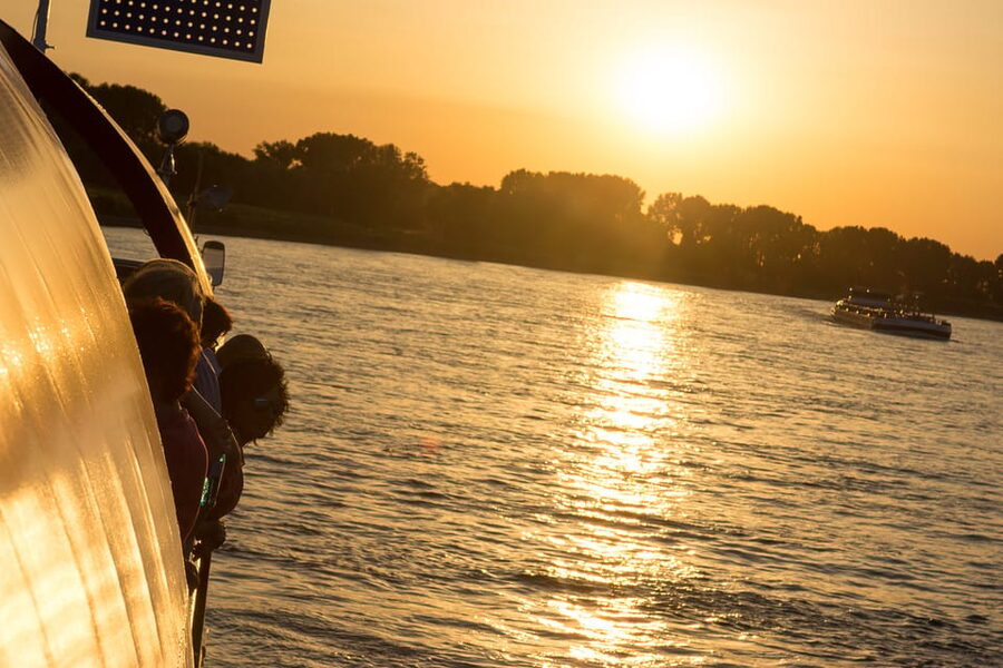 Düsseldorf: 2-Hour Evening Rhine River Cruise with Live DJ - Drinks, Snacks, and the Real Cost of the Evening