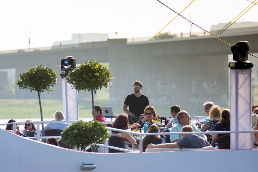 Düsseldorf: 2-Hour Evening Rhine River Cruise with Live DJ - Meeting the Boat at Rheinuferpromenade