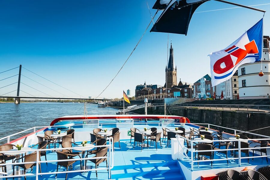 Düsseldorf: City Sightseeing Cruise on the Rhine - Food, drinks, and the onboard bar