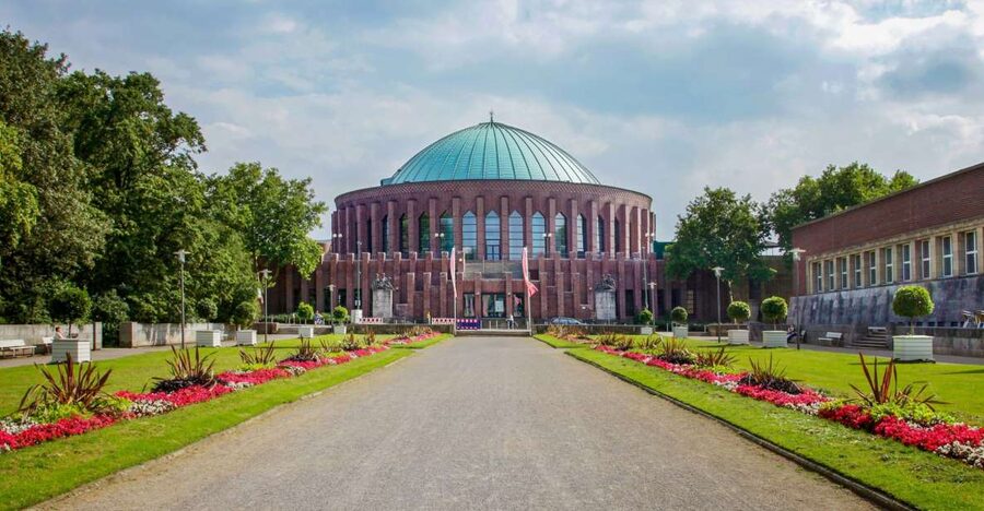 Düsseldorf: Classic City Segway Tour - Starting at Rathausufer and learning the controls
