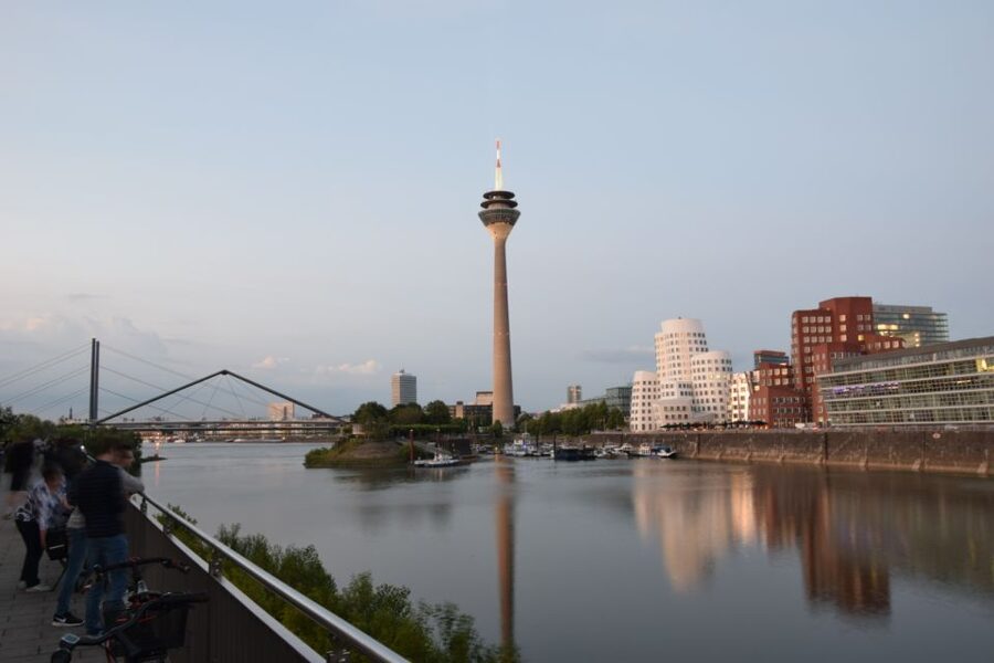 Düsseldorf: E-Scooter City Tour - German language and guide style