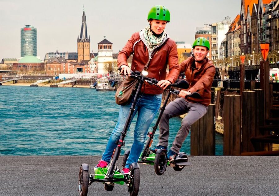 Düsseldorf: E-Scooter City Tour - Along the Rhine to Burgplatz