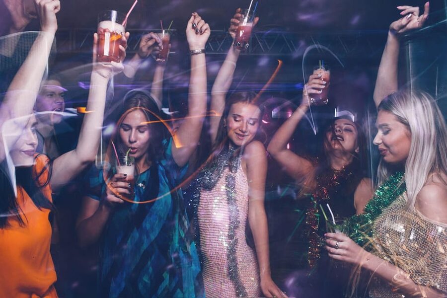 Düsseldorf: Girls-only-tour with shots, party, fun & games - Ending at a three-floor bar on Bolker Straße