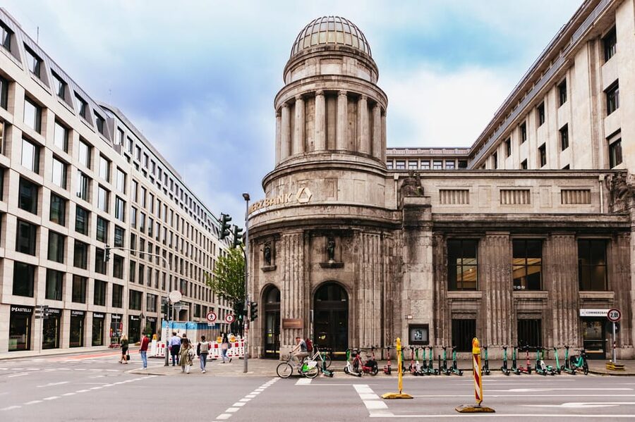 Düsseldorf: Guided City Architecture Walking Tour - What the guide adds to the buildings