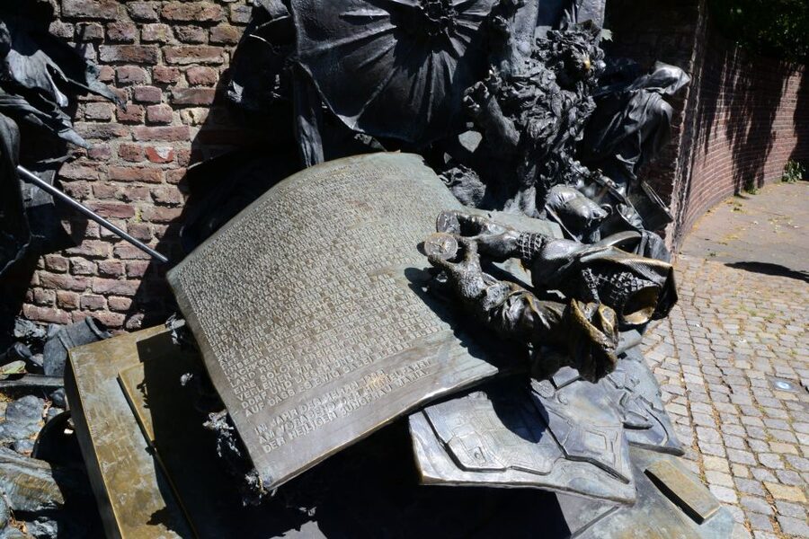 Düsseldorf: Guided Old Town Tour with Beer Break - Old Town stories without a dry history lecture