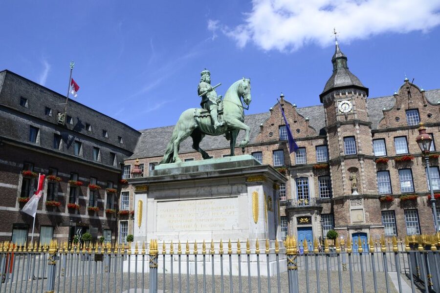 Düsseldorf: Guided Old Town Tour with Beer Break - Rhine river views and easy photo stops