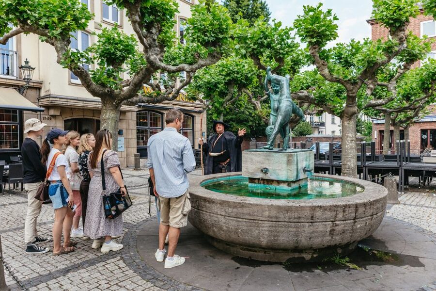 Düsseldorf: Guided Tour with a Night Watchman - The storytelling style: lively, local, and sometimes soft-spoken
