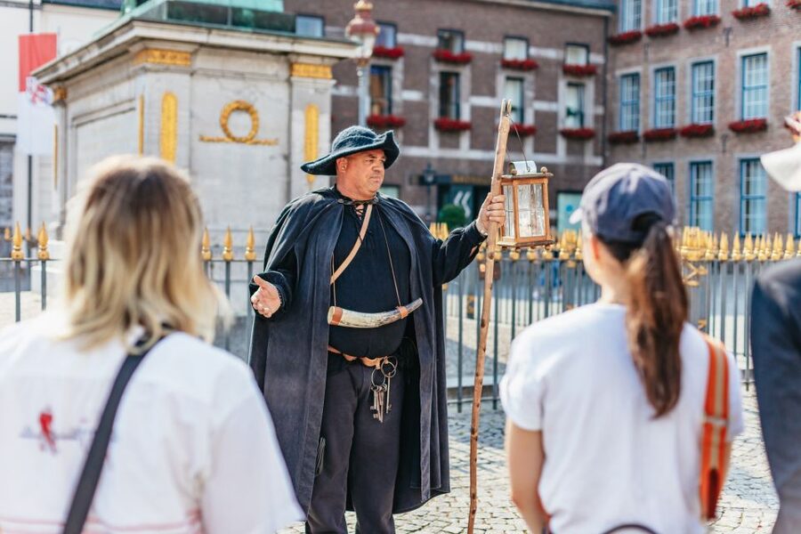 Düsseldorf: Guided Tour with a Night Watchman - What the Stadtmuseum entry adds