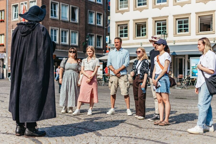 Düsseldorf: Guided Tour with a Night Watchman - Who should book this Düsseldorf evening walk?