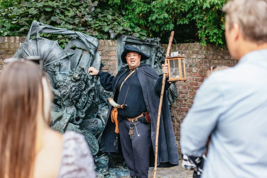Düsseldorf: Guided Tour with a Night Watchman - Meeting the watchman near Kunstakademie Düsseldorf