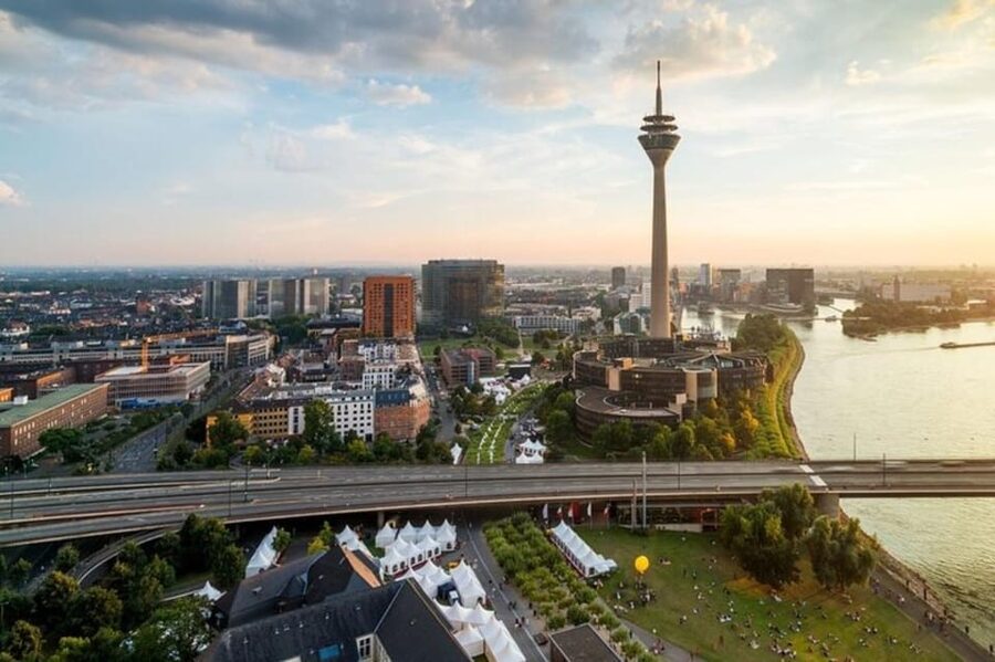 Dusseldorf : Highlights Walking tour with A Guide - Starting near Dreischeibenhaus