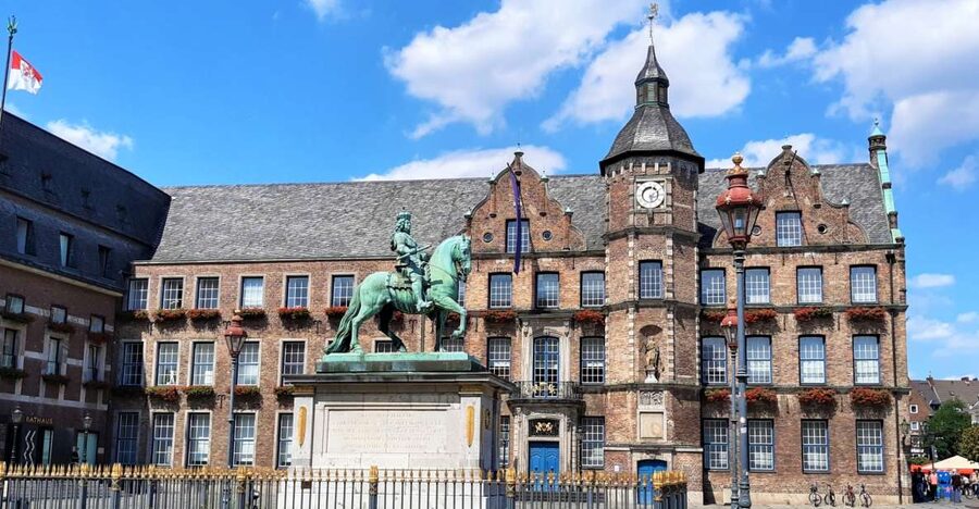 Dusseldorf: Old Town & Altbier Tour - Schneider-Wibbel and the local sense of humor