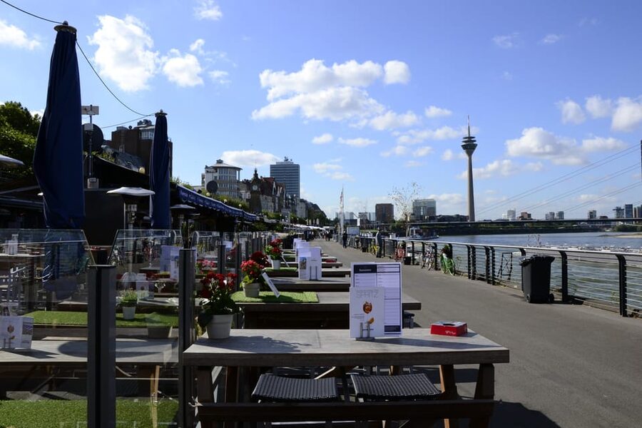 Düsseldorf: Old town and banks of Rhine - heart and lifeline - Burgplatz and the river connection
